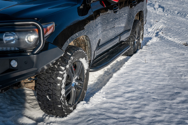 Пороги РИФ силовые Toyota Land Cruiser 200 (2008-2015) черные накладки и болты, на а/м без гидроподвески