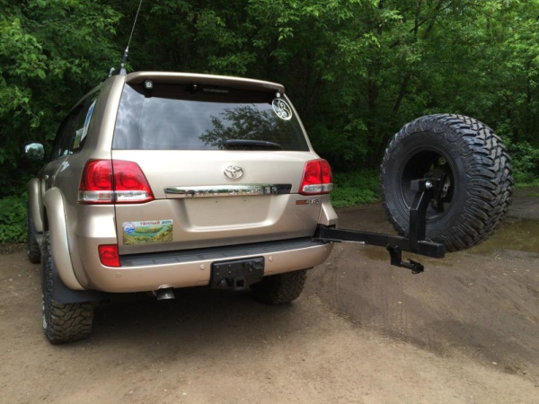 Калитка РИФ с фаркопом в штатный бампер Toyota Land Cruiser 200 2008-2015 под нештатное колесо, с подсветкой номера