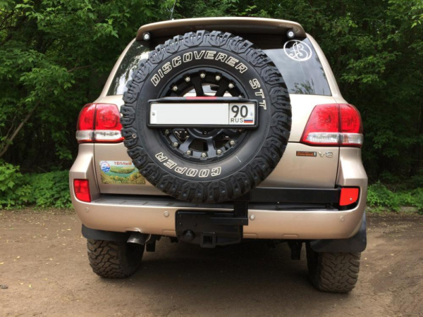 Калитка РИФ с фаркопом в штатный бампер Toyota Land Cruiser 200 2008-2015 под нештатное колесо, с подсветкой номера