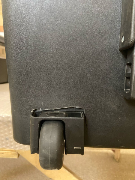 1 Кейс защитный ударопрочный РИФ 828х467х280 мм IP67 на колесах с телескопической ручкой (уценка)