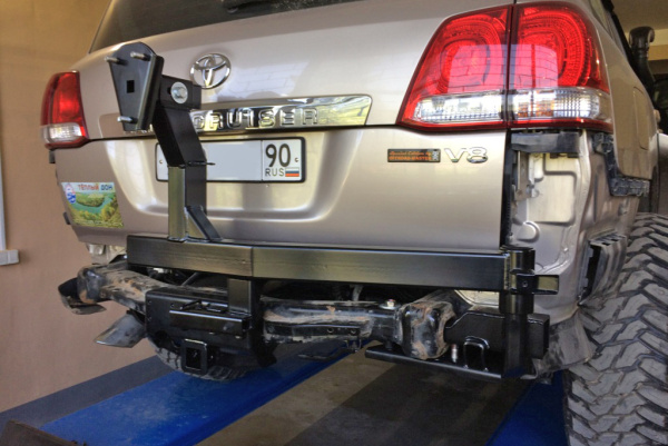 Калитка РИФ с фаркопом в штатный задний бампер Toyota Land Cruiser 200 2008-2015 под штатное колесо, с подсветкой номера