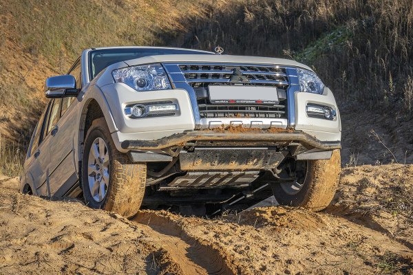 Бампер РИФ силовой передний Mitsubishi Pajero IV под площ. для лебёдки RIFPJR-30000 с защ. радиатора