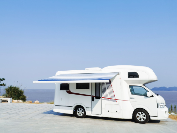 Маркиза автомобильная РИФ 4,0х2,5 м кассетная, привод механический, электромотор, корпус белый