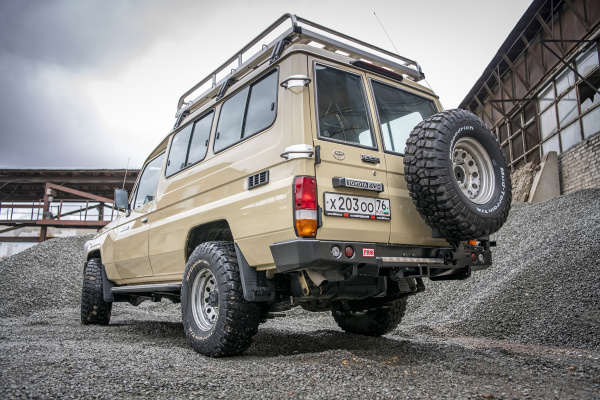 Бампер РИФ силовой задний Toyota Land Cruiser 78 с квадратом под фаркоп, калиткой и фонарями